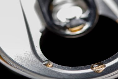 Açık soğuk soda olabilir. Aşırı şekerli soğuk meşrubatlar. Sağlıklı değil. Soğuk içecekler.