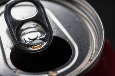 Açık soğuk soda olabilir. Aşırı şekerli soğuk meşrubatlar. Sağlıklı değil. Soğuk içecekler.