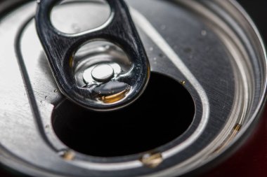 Açık soğuk soda olabilir. Aşırı şekerli soğuk meşrubatlar. Sağlıklı değil. Soğuk içecekler.