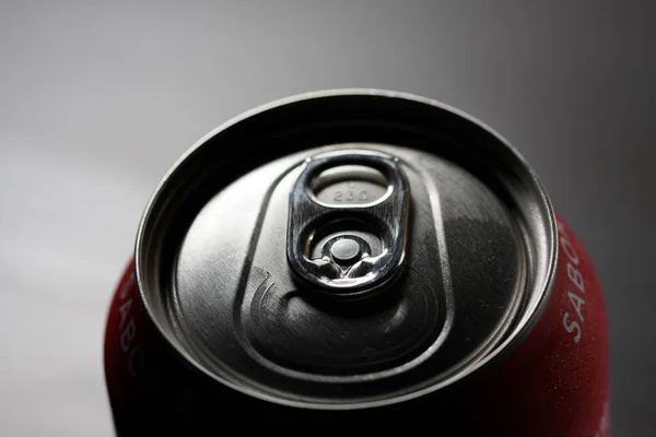 Can of cold soda unopened. Cold soft drinks with excess sugar, closed. Not healthy. Cold drinks. — Stock Photo, Image