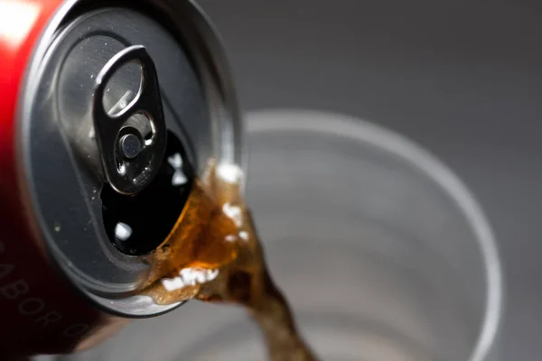 Open cold soda can serving in the glass. Cold soft drinks with excess sugar. Not healthy. Cold drinks. — Stock Photo, Image