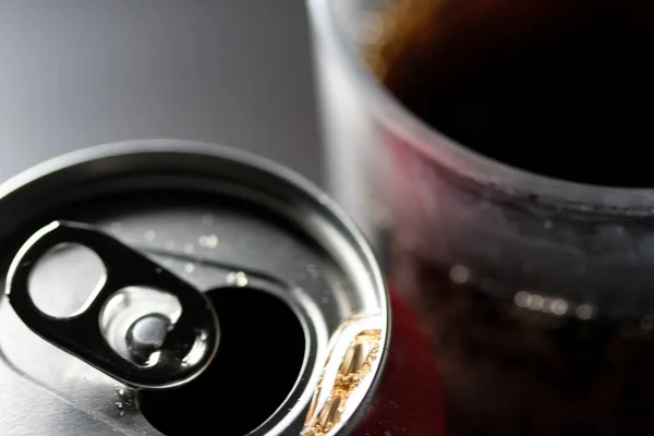 Soğuk soda bardağın yanında açılabilir. Aşırı şekerli soğuk meşrubatlar. Sağlıklı değil. Soğuk içecekler.