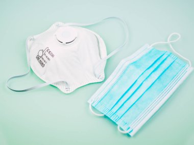 Beyaz ve mavi tıbbi maske izole edildi. Yüz maskesi kirliliğe, virüse, gribe ve koronavirüse karşı koruma (Covid19). Sağlık ve Cerrahi Konsept.