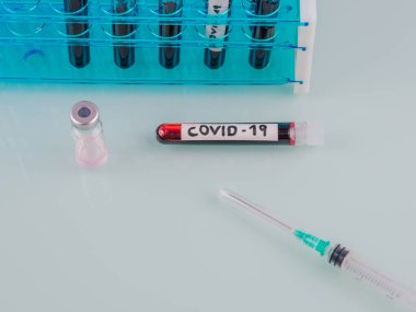 Kan örneğiyle test tüpü, Covid19 pozitif, yeni koronavirüs. Çin, Wuhan 'dan geliyor. 2019-NCoV için araştırma. Coronavirus kan testi konsepti.