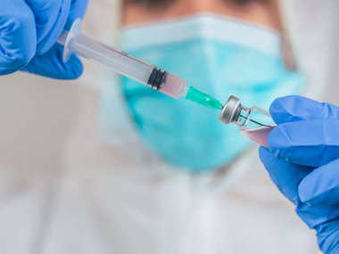 Şırıngayı ilaçla dolduran ilaç. Aşı ve bağışıklık. Kimya laboratuvarında Covid-19 için aşı ve şırınga enjekte eden bilim adamı..
