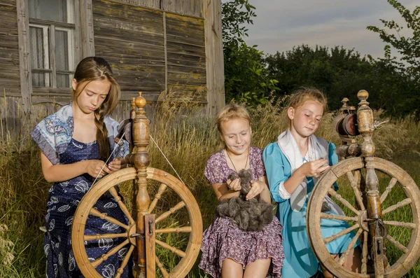 Girls Spin Yarn Wool Spinning Wheels — Stock Photo, Image