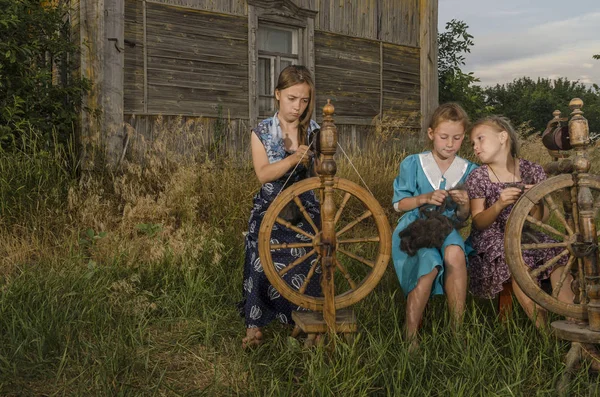 Girls Spin Yarn Wool Spinning Wheels — Stock Photo, Image