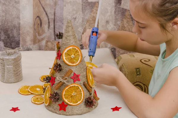 Chica Está Haciendo Artesanías Para Las Vacaciones Navidad Forma Inusual —  Fotos de Stock