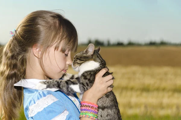 女孩和小猫闭上眼睛 互相摸了一下 — 图库照片