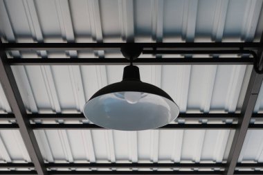 Metal çatı altında yüklü lamba