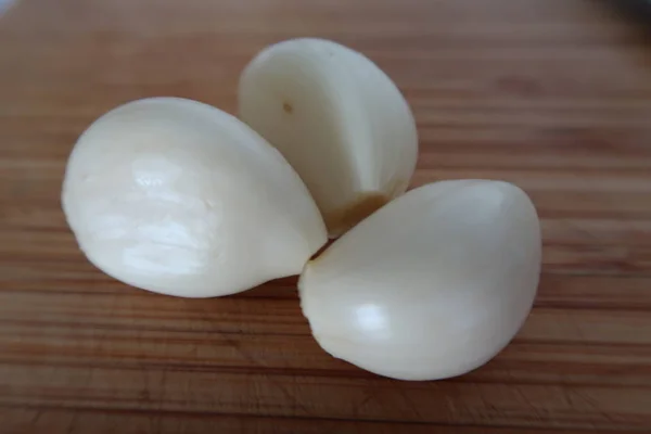 Peeled Fresh Garlic Wooden Chopping Board Ingredient Thai Cuisines — Stock Photo, Image
