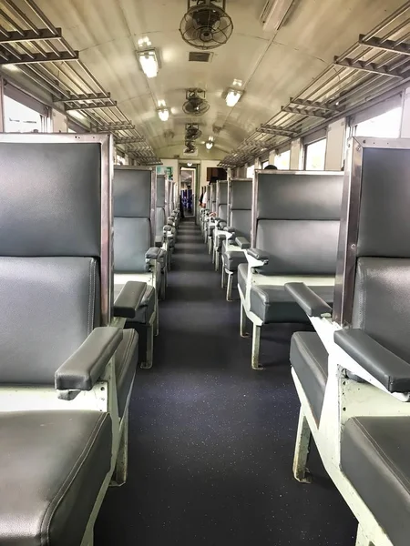Bangkok, Tayland 6 Haziran 2019: Tren koltuğu ve koridor trende Bangkok dan yala seyahat.