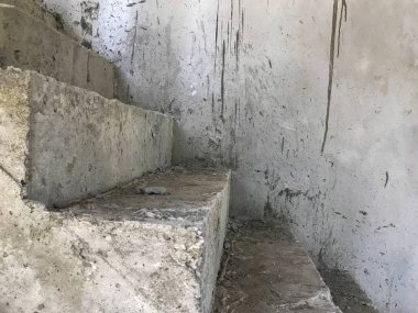 Ev içinde tamamlanmamış kirli merdivenler 