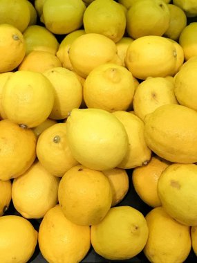 Sarı limon piyasada rafta