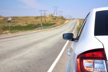 araba uzun mesafeli bir yol kenarında duran