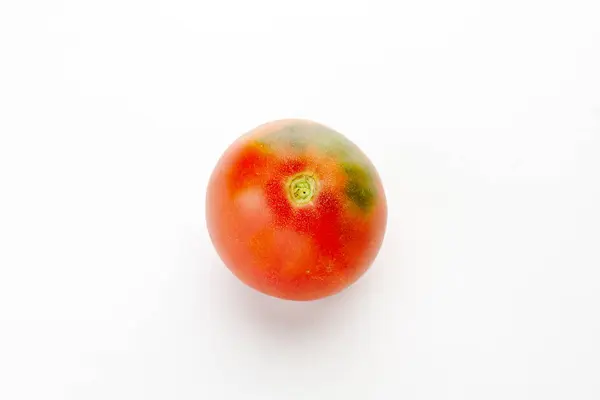 Tomate Rojo Solo Del Jardín Sobre Fondo Blanco — Foto de Stock