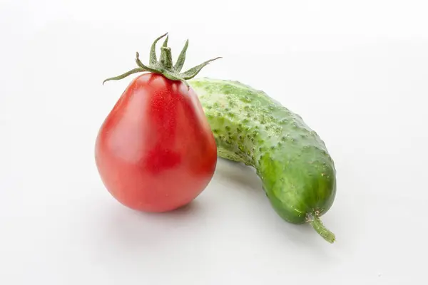 Pepino Verde Tomate Rojo Solo Del Jardín Sobre Fondo Blanco — Foto de Stock