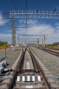 mavi gökyüzünün altında ufka uzanan demiryolu
