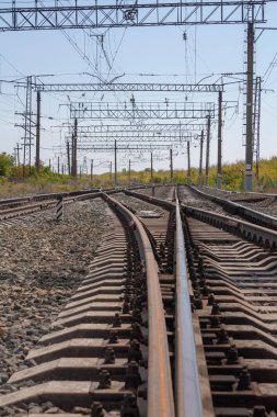 mavi gökyüzünün altında ufka uzanan demiryolu