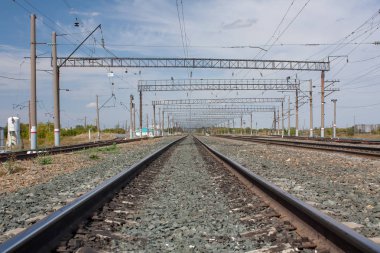 mavi gökyüzünün altında ufka uzanan demiryolu