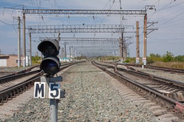 mavi gökyüzünün altında ufka uzanan demiryolu