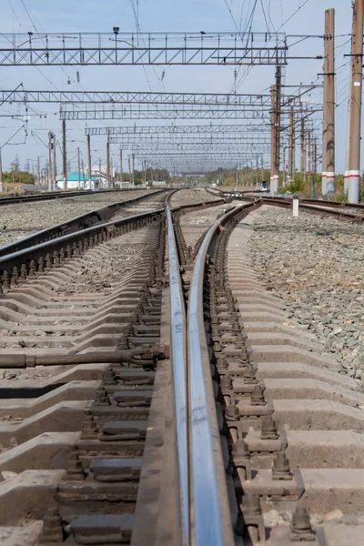 mavi gökyüzünün altında ufka uzanan demiryolu