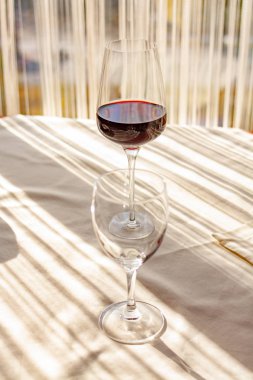 Restorandaki masada bir kadeh kırmızı şarap.