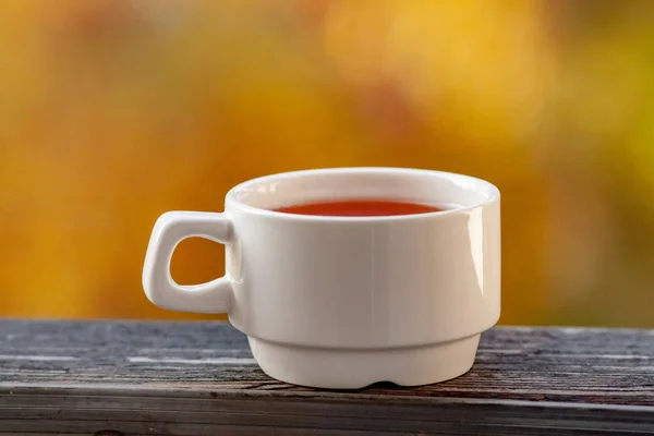 Eine Weiße Tasse Steht Mit Tee Auf Dem Balkongeländer — Stockfoto