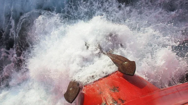用船锚在海洋中拍打海浪 — 图库照片