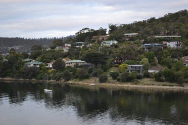 Hobart yakınlarındaki sakin sahil, Tazmanya