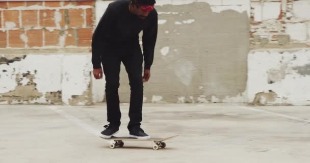 Cámara Lenta Primer Plano Hombre Irreconocible Skateboarding Haciendo Truco Voltereta — Vídeo de stock