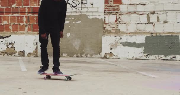 Skateboardista Dělá Extrémní Fanda Trik Barevným Práškem Pomalém Pohybu — Stock video