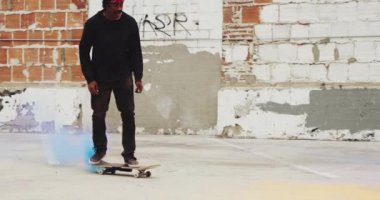 Kaykaycı ağır çekimde renkli toz ile aşırı flip hile yok 