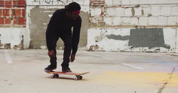 Skateboarder Faz Truque Flip Extremo Com Colorido Câmera Lenta — Vídeo de Stock