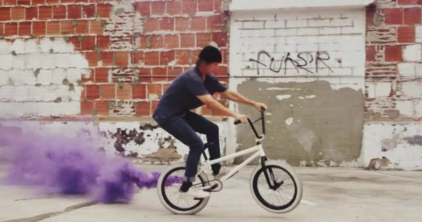 Motociclista Extremo Haciendo Látigo Cola Con Granada Humo Color Púrpura — Vídeo de stock