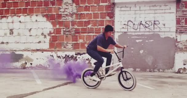 Motociclista Extremo Haciendo Látigo Cola Con Granada Humo Color Púrpura — Vídeo de stock