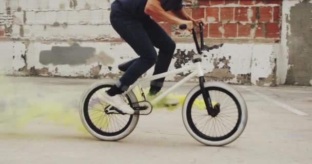 Extrémní Biker Bmx Dělá Ocas Bič Trik Fialovými Barevné Dýmovnice — Stock video