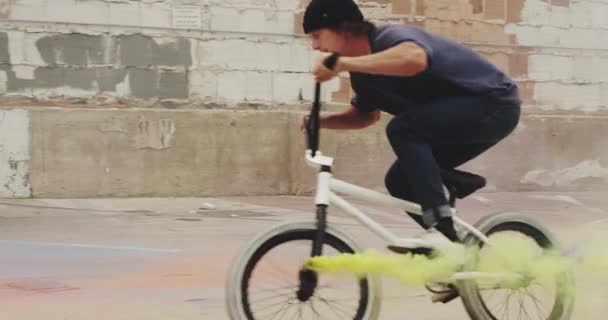 Motociclista Bmx Extremo Movimento Lento Fazendo Salto Girar Com Roxo — Vídeo de Stock