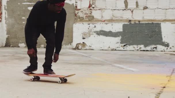 Skateboarder Doet Extreem Flip Truc Met Gekleurde Poeder Slow Motion — Stockvideo