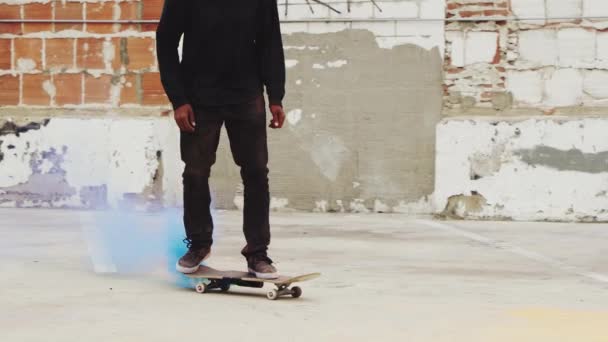 Skateboarder Doet Extreem Flip Truc Met Gekleurde Poeder Slow Motion — Stockvideo