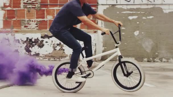 Motociclista Bmx Extremo Movimento Lento Fazendo Salto Girar Com Roxo — Vídeo de Stock