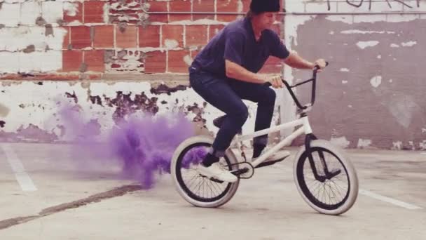 Slow Motion Extreme Bmx Biker Gör Hoppa Snurra Med Lila — Stockvideo