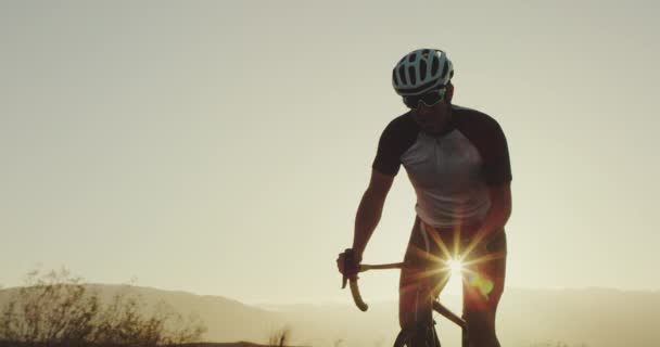Медленное Движение Молодой Человек Езда Велосипеде Снаружи Пустынной Дороге Закате — стоковое видео