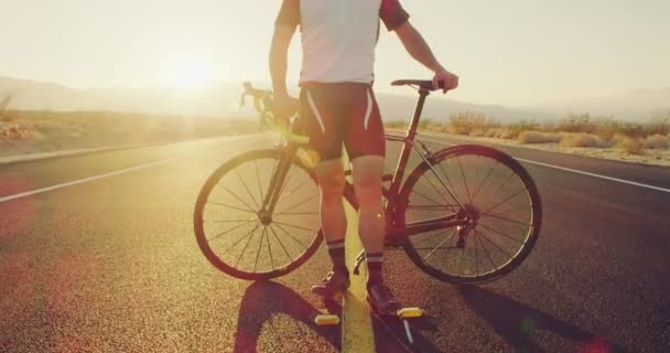 Ritratto Atleta Ciclista Sano Piedi Strada Deserta Isolata Tramonto Con — Video Stock