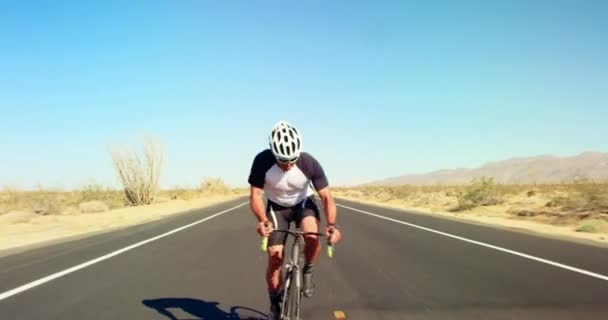 Jongeman Fietsen Racefiets Buiten Woestijn Onderweg Zonnige Dag — Stockvideo