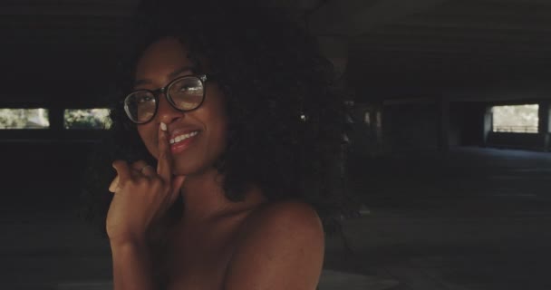 Plan Ralenti Mignonne Femme Ludique Jouant Avec Des Lunettes — Video