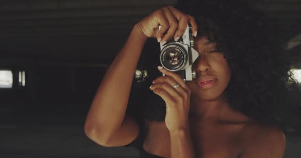 Slow Motion Shot Afroamerikanska Kvinna Leker Med Filmkamera Och Bilder — Stockvideo