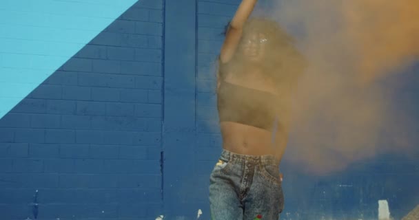 Zeitlupenaufnahme Einer Energiegeladenen Fröhlichen Frau Die Draußen Mit Einer Rauchgranate — Stockvideo