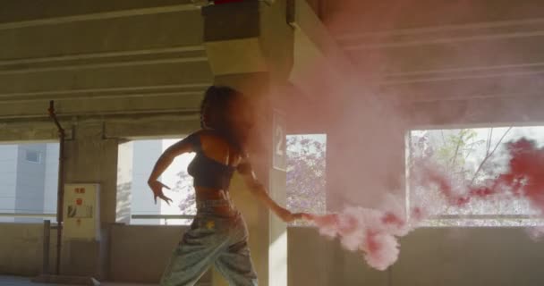 慢动作拍摄的精力充沛的快乐女子跳舞与烟雾手榴弹外 — 图库视频影像