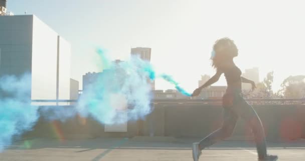 Медленный Кадр Энергичной Счастливой Женщины Танцующей Дымовой Гранатой Снаружи — стоковое видео